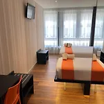 Easyhotel 2*