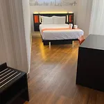 Easyhotel 2*