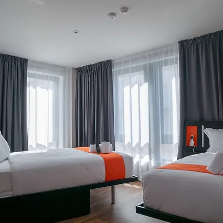 Easyhotel 2*
