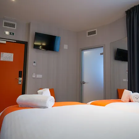 Easyhotel 2*