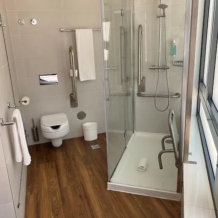 Easyhotel מלון 2*