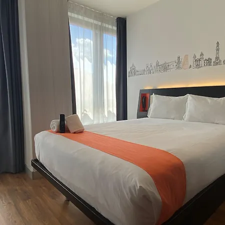 Easyhotel מלון 2*