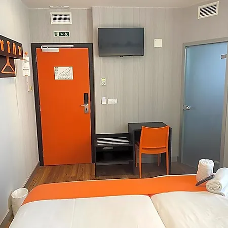 Easyhotel 酒店 2*