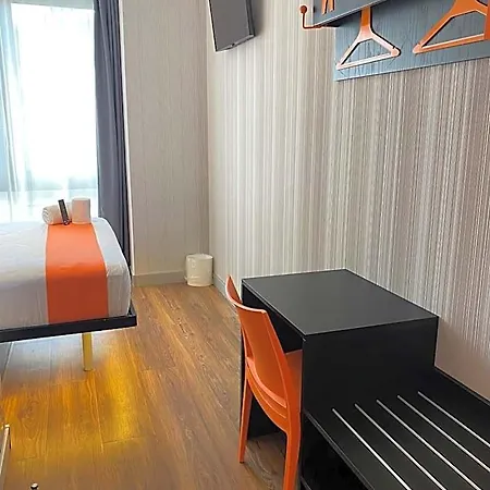 Easyhotel فندق