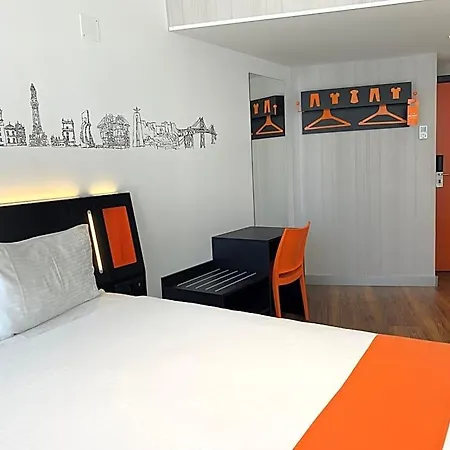 Easyhotel 酒店 2*