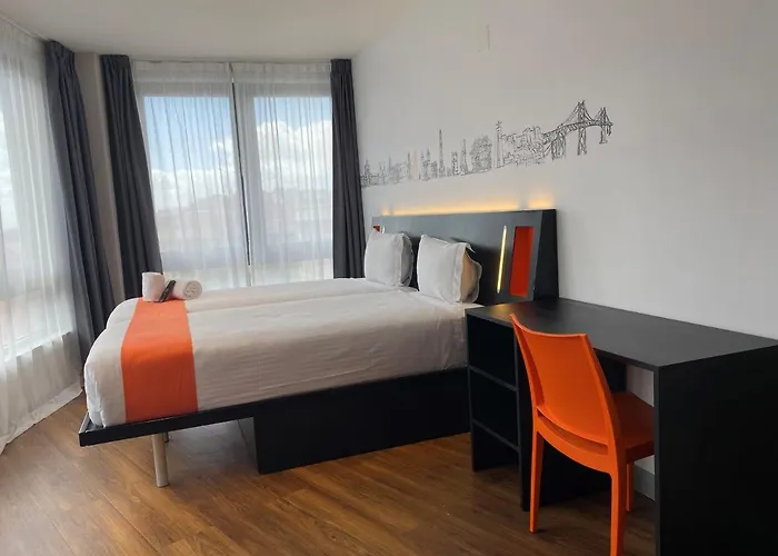 Easyhotel 2*