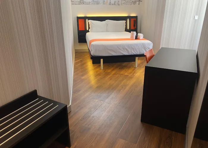 Easyhotel 2*